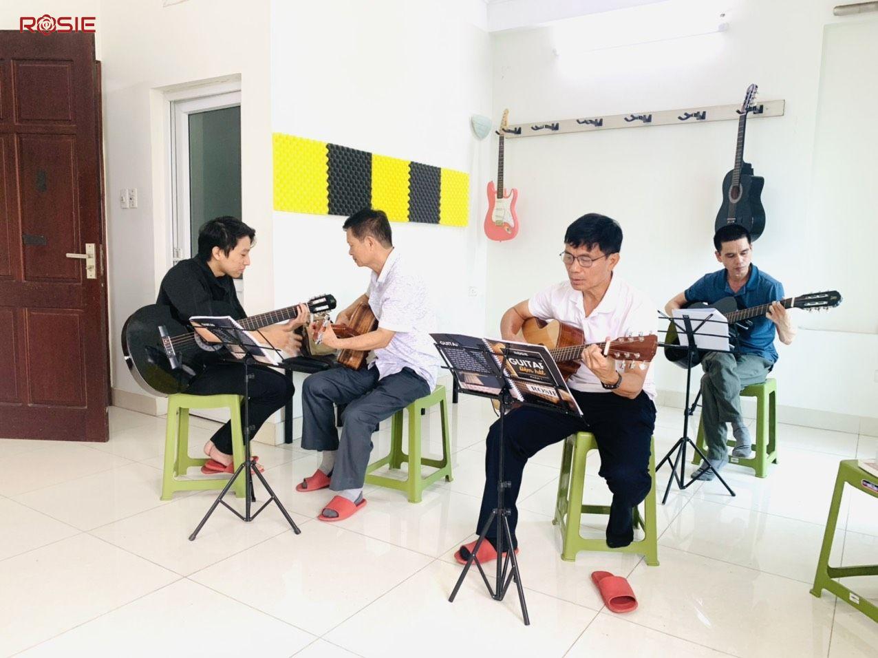 Trung tâm Rosie - Nơi Học Guitar tại Thanh Xuân, Hà Nội 2 khoa hoc guitar - rosie