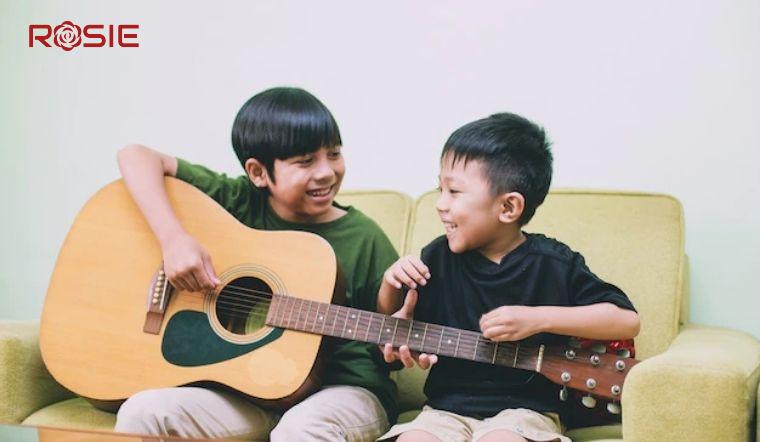 Trung tâm Rosie - Nơi Học Guitar tại Thanh Xuân, Hà Nội 4 nhung-loi-ich-cua-viec-hoc-dan-guitar-mang-lai-cho-be-202207061118285261