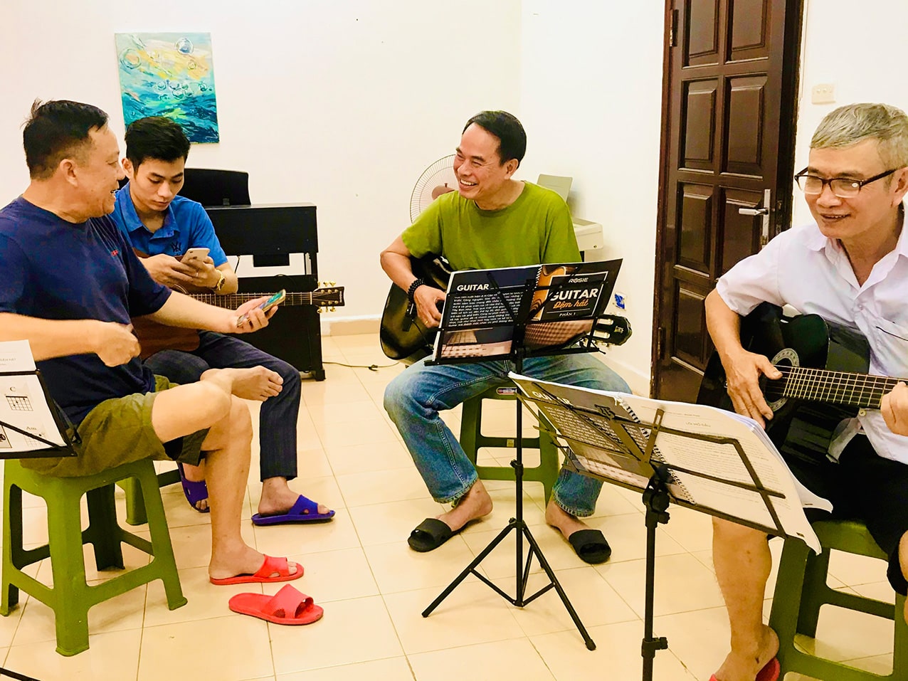 Trung tâm Rosie - Nơi Học Guitar tại Thanh Xuân, Hà Nội 3 khoa-hoc-guitar-rosie-music-center-1