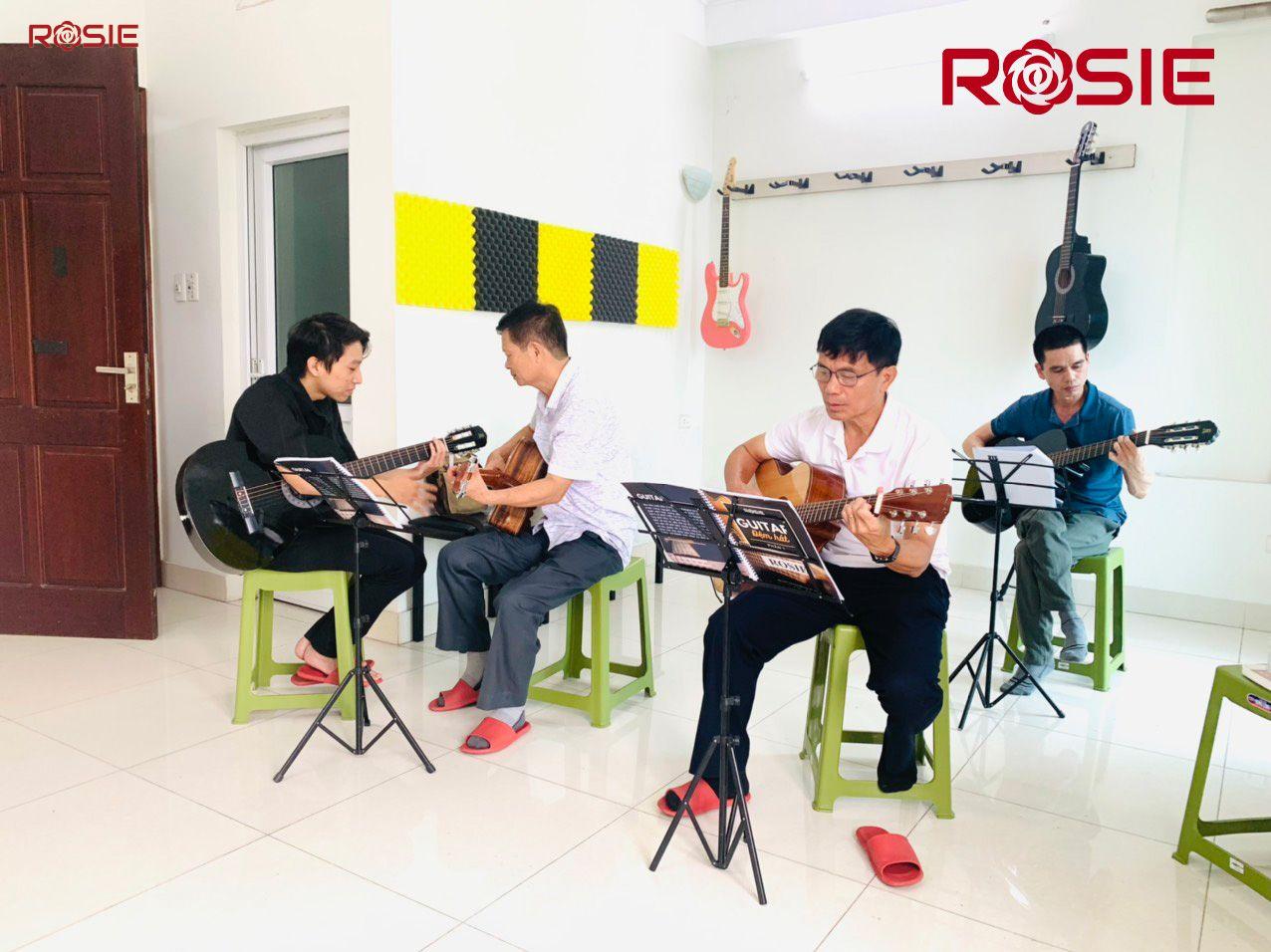 hoc-guitar-tai-hoang-mai-rosie