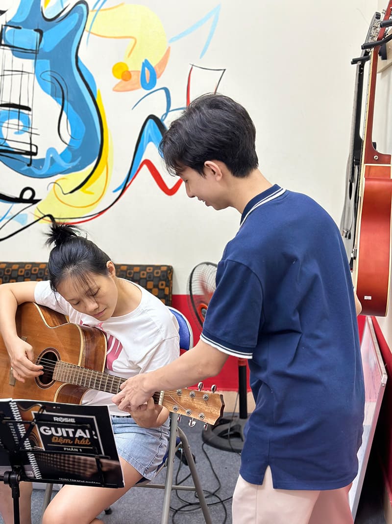lop-hoc-guitar-tai-hoang-mai