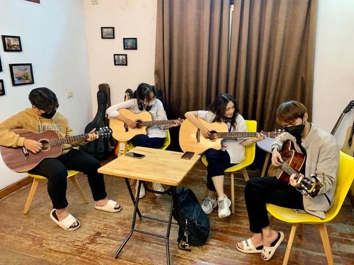 TOP 3 địa điểm học guitar tại Hà Nội tốt nhất 2025 5 bee music