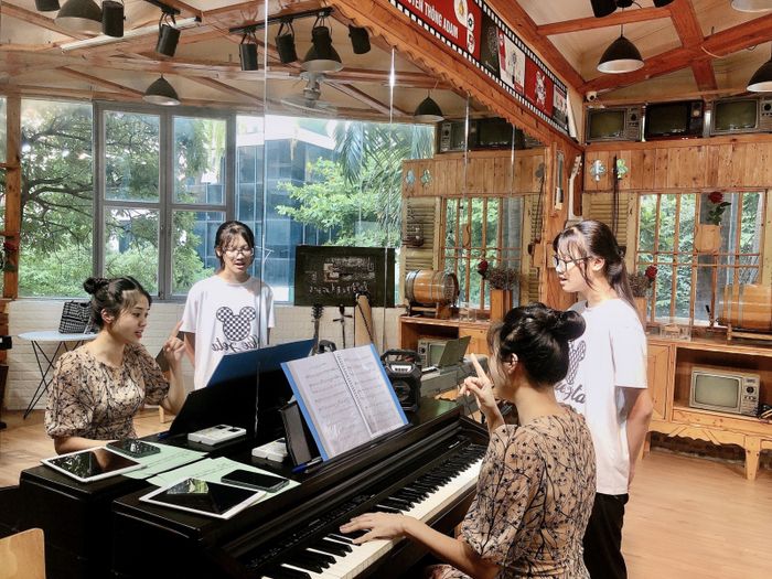 hoc-thanh-nhac-tai-rosie-ha-noi