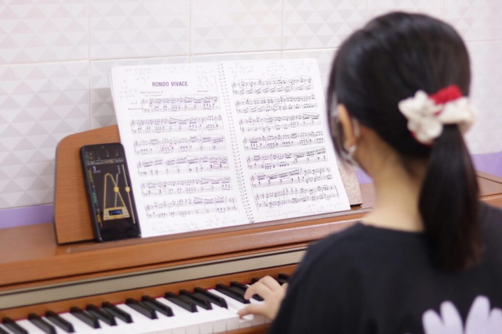 Học Piano Bao Nhiêu Tiền? Giải Đáp Chi Tiết Chi Phí Học Đàn Piano Năm 2025 1 hoc-piano-bao-nhieu-tien